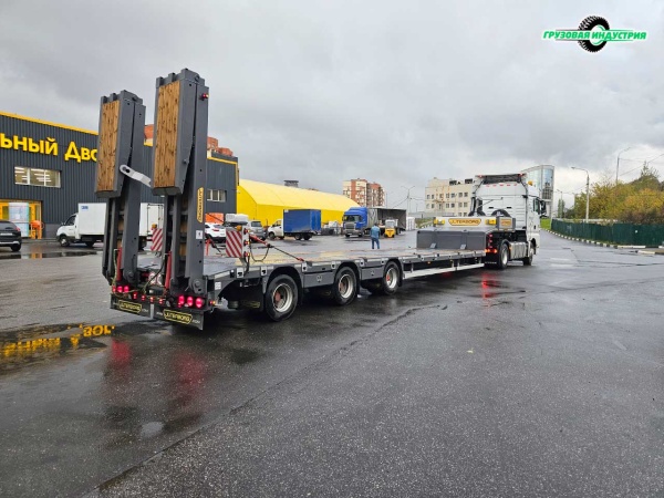 Кішкентай Люпе қызғылт кискасын көрсетеді